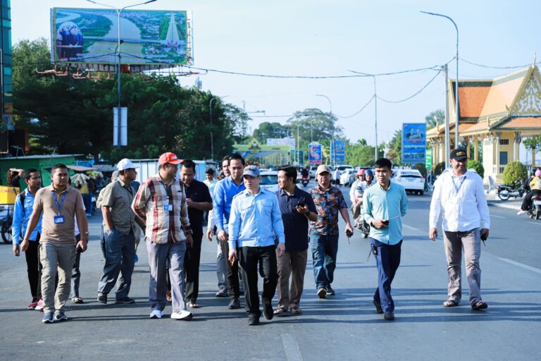 ឯកឧត្តម ណុប ដារ៉ា អភិបាលរងខេត្តកណ្តាល និងអាជ្ញាធរ អញ្ជើញចុះត្រួតពិនិត្យវិហារប៉ស៊ែរ វិហារសានថៃជឺ និងវិហារម្ចាស់ស្រុក ស្ថិតក្នុងក្រុងតាខ្មៅ ខេត្តកណ្តាល
