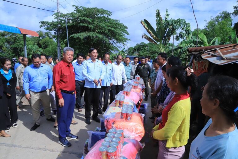 ពលរដ្ឋដែលរងគ្រោះដោយខ្យល់កន្ត្រាក់បណ្តាលអោយខូចខាតដំបូលផ្ទះចំនួន ៧គ្រួសារនៅស្រុកស្អាង ទទួលបានជំនួយសង្គ្រោះបឋមពីកាកបាទក្រហមខេត្តកណ្តាល