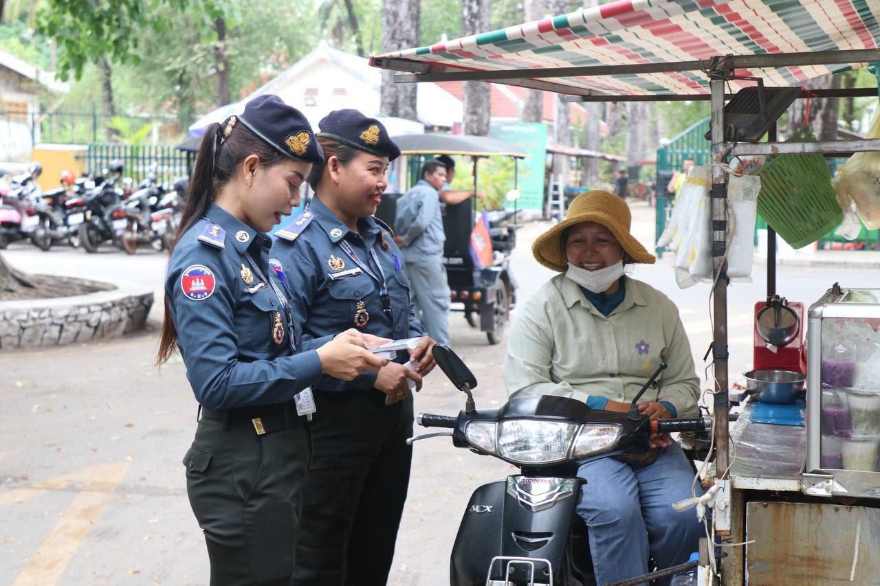កម្លាំងកងរាជអាវុធហត្ថខេត្តសៀមរាប បានបន្តយុទ្ធនាការ ចុះចែកខិតប័ណ្ណ យុទ្ធនាការ ចុះចែកខិតប័ណ្ណ នាមប័ណ្ណ និងបិទស្ទិកគ័រផ្សព្វផ្សាយប្រព័ន្ធលេខទូរស័ព្ទ  (Hotline) 1296  ជូនដល់ប្រជាពលរដ្ឋ តាមមាត់ស្ទឹង ក្នុងក្រុងសៀមរាប