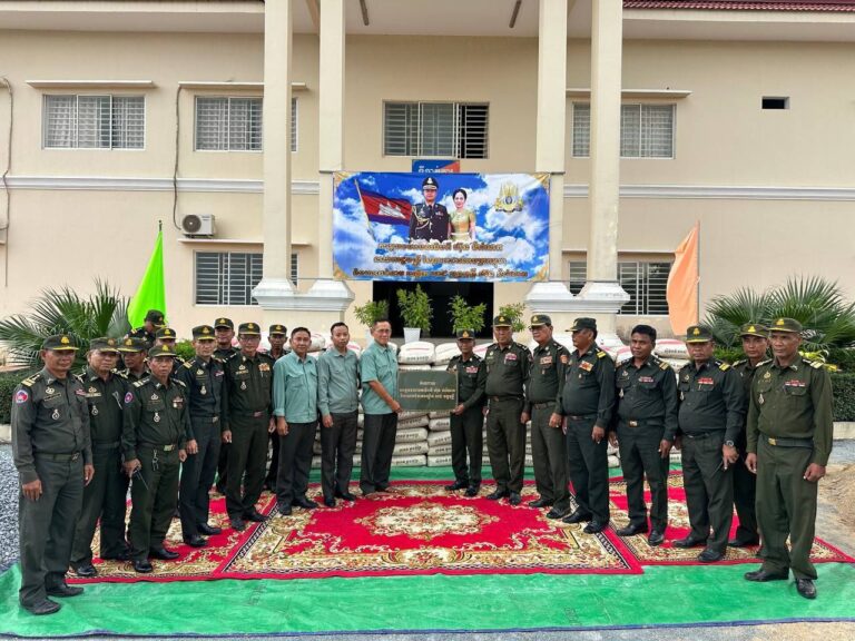 សម្តេចបវរធិបតី និង លោកជំទាវបណ្ឌិត បានឧបត្ថម្ភសម្ភារៈសំណង់មួយចំនួន ជូនមជ្ឈមណ្ឌលហ្វឹកហ្វឺនកងទ័ពជើងគោក