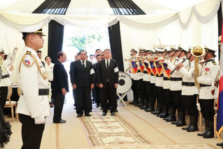 ថ្នាក់ដឹកនាំខេត្តកណ្តាល ដឹកនាំមន្ទីរ អង្គភាពជុំវិញខេត្ត និងមន្រ្តីសាលាខេត្ត   អញ្ជើញចូលរួមគោរពវិញ្ញាណក្ខន្ធសព ឯកឧត្តមកិត្តិនីតិកោសលបណ្ឌិត ម៉ុម ជីមហ៊ុយ ទីប្រឹក្សាប្រធានព្រឹទ្ធសភា និងជាអតីតសមាជិករាជរដ្ឋាភិបាល រដ្ឋសភា និងព្រឹទ្ធសភា ដែលបានទទួលមរណភាព