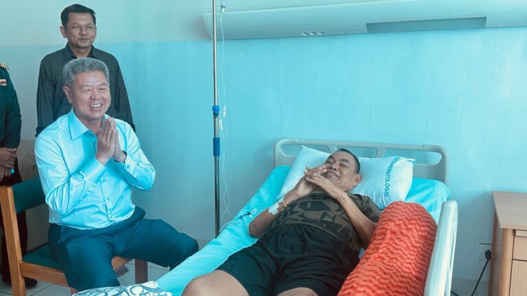 ឯកឧត្តម គួច ចំរើន អភិបាលខេត្តកណ្ដាល ដឹកនាំមន្ត្រីរាជការ កងកម្លាំងទាំងបី អញ្ជើញសួរសុខទុក្ខ ឯកឧត្តមឧត្តមសេនីយ៍ទោ ឈុំ ខេង មេបញ្ជាការកងពលតូចអន្តរាគមន៍លេខ៦