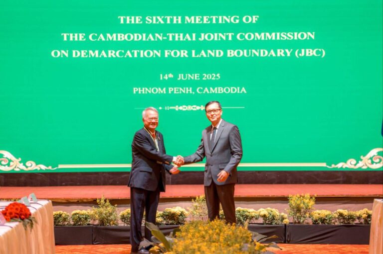 គណៈកម្មការចម្រុះខណ្ឌសីមា និងបោះបង្គោលព្រំដែនគោកកម្ពុជា-ថៃ (JBC) ចាប់ផ្តើមបើកកិច្ចប្រជុំនៅម៉ោង ១១:៤០ នាទី ខណៈមុននេះ មានកិច្ចប្រជុំចង្អៀតមួយរវាងភាគីទាំងពីរកម្ពុជា-ថៃ