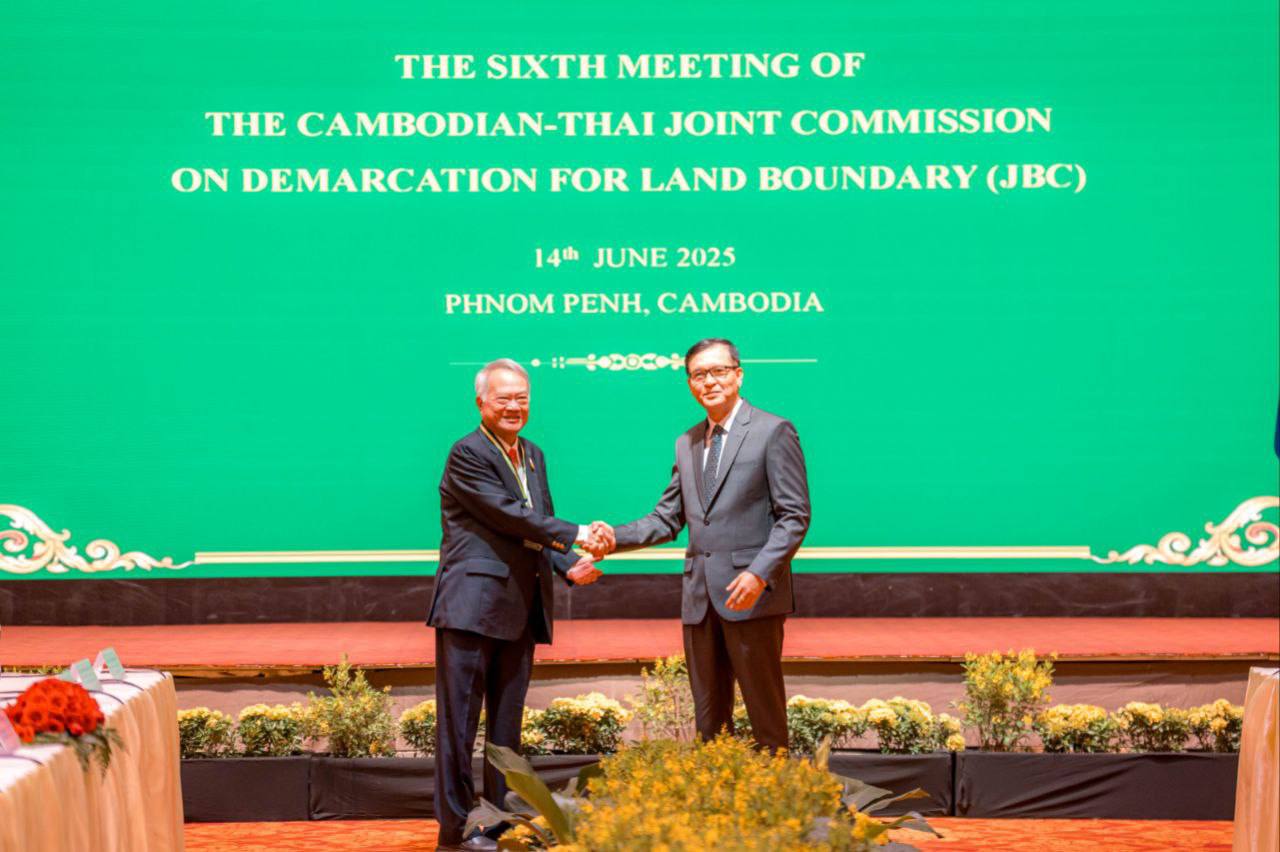 គណៈកម្មការចម្រុះខណ្ឌសីមា និងបោះបង្គោលព្រំដែនគោកកម្ពុជា-ថៃ (JBC) ចាប់ផ្តើមបើកកិច្ចប្រជុំនៅម៉ោង ១១:៤០ នាទី ខណៈមុននេះ មានកិច្ចប្រជុំចង្អៀតមួយរវាងភាគីទាំងពីរកម្ពុជា-ថៃ
