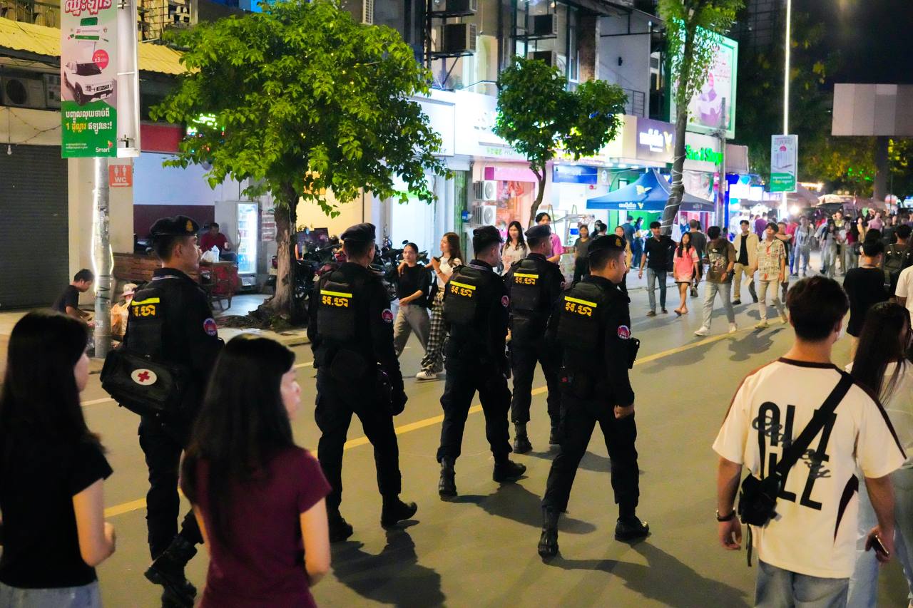 កម្លាំងកងរាជអាវុធហត្ថរាជធានីភ្នំពេញ ចូលរួមល្បាត ការពារ​សន្តិសុខ​ សុវត្ថិភាព​ រក្សាសណ្ដាប់​ធ្នាប់​ និងសង្គ្រោះបន្ទាន់ ​ជូន​បងប្អូន​ប្រជាពលរដ្ឋ​ ធ្វើដំណើរកំសាន្ត នៅតាមដងផ្លូវថ្មើរជើង (Walk Street)