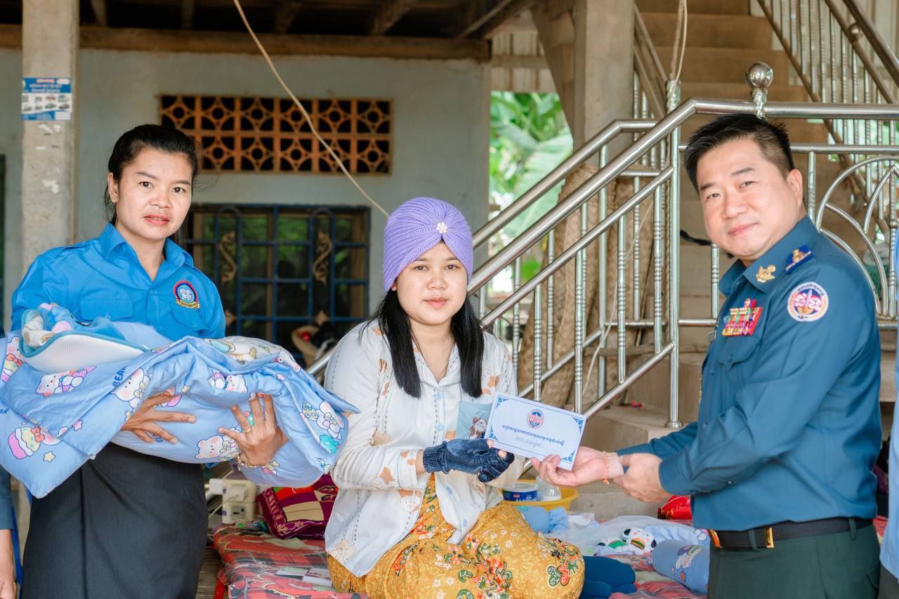 លោកឧត្តមសេនីយត្រី ម៉េង ស្រ៊ុន បានអញ្ជើញដឹកនាំក្រុមការងារកងរាជអាវុហត្ថនិងយុវជន សសយក កំពង់ស្ពឺចុះសួរសុខទុក្ខដល់គ្រួសារ លោកព្រិន្ទបាលទោ សេន តូរ៉ូ និងភរិយាឈ្មោះ អាត ចាន់ថន ដែលទើបនិងលំហែរមាតុភាព(ឆ្លងទន្លេ)