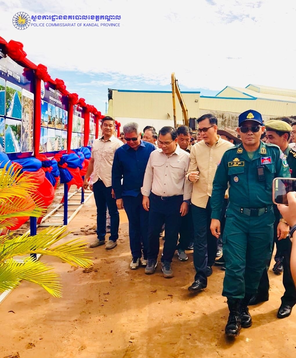 ឯកឧត្តម គួច ចំរើន ដឹកនាំមន្ត្រីជំនាញ និងអាជ្ញាធរខេត្ត អញ្ជើញចុះអមដំណើរ ថ្នាក់ដឹកនាំពិនិត្យការសាងសង់បន្តច្រាំងទន្លេបាសាក់ ក្នុងស្កាត់ព្រែកជ្រៃ និងហេដ្ឋារចនាសម្ព័ន្ធ ក្នុងសង្កាត់-ក្រុងសំពៅពូន ខេត្តកណ្តាល