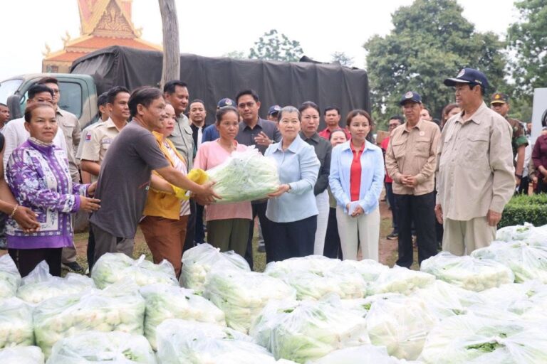 សម្តេច ម៉ែន សំអន នាំយកអំណោយដ៏ថ្លៃថ្លារបស់សម្តេចតេជោ ផ្តល់ជូនជនភៀសសឹក និងបានសំណេះសំណាលជាមួយជនភៀសសឹក នៅវត្តបាត់ថ្កៅ ក្នុងស្រុកចុងកាល់