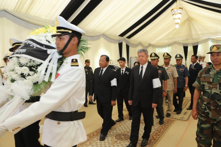 ប្រតិភូខេត្តកណ្ដាល គោរពវិញ្ញាណក្ខន្ធសព ឯកឧត្តម ឧត្តមសេនីយ៍ឯក ដួង សំនៀង មេបញ្ជាការកងពលតូចអន្តរាគមន៍លេខ៧ កងពលធំ អន្តរាគមន៍លេខ៣