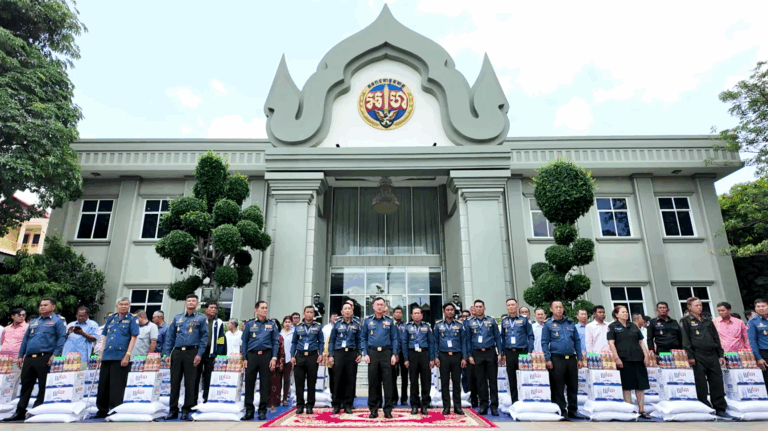 ឧត្តមសេនីយ៍ឯក រ័ត្ន ស្រ៊ាង អញ្ជើញជួបសំណេះសំណាល និងប្រគល់អំណោយជូនអតីតកងរាជអាវុធហត្ថ ចូលនិវត្តន៍ នៃកងរាជអាវុធហត្ថរាជធានីភ្នំពេញ ចំនួន ១០១នាក់