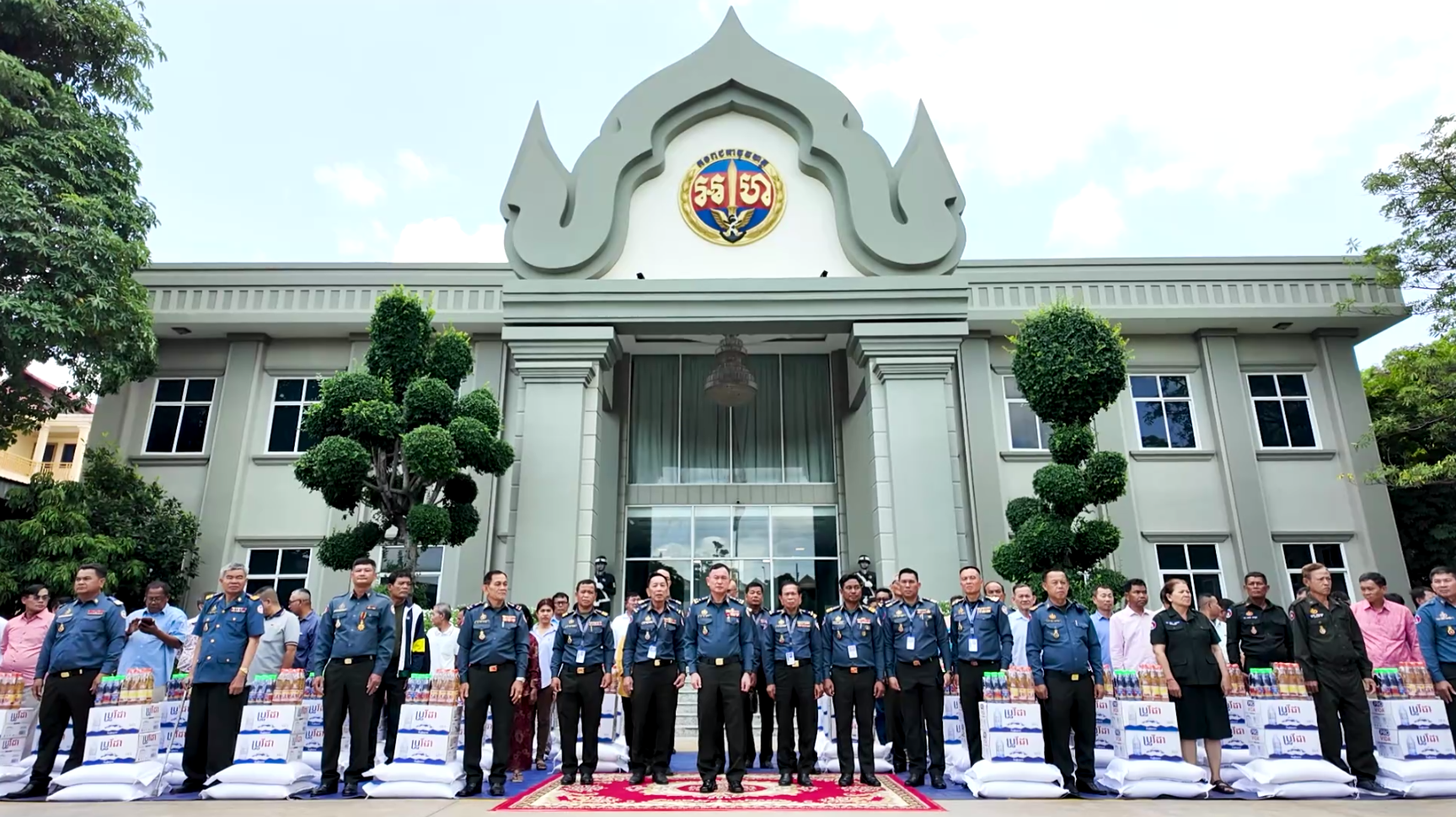 ឧត្តមសេនីយ៍ឯក រ័ត្ន ស្រ៊ាង អញ្ជើញជួបសំណេះសំណាល និងប្រគល់អំណោយជូនអតីតកងរាជអាវុធហត្ថ ចូលនិវត្តន៍ នៃកងរាជអាវុធហត្ថរាជធានីភ្នំពេញ ចំនួន ១០១នាក់