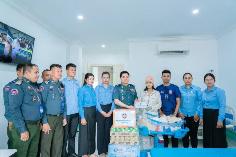 លោកឧត្តមសេនីយ៍ត្រី ម៉េង ស្រ៊ុន មេបញ្ជាការ បានអញ្ជើញដឹកនាំក្រុមការងារកងរាជអាវុធហត្ថ ចុះសួសុខទុកលោកស្រី ស៊ឹម ណាំម៉ុន ភរិយា លោកព្រឹន្ទបាលទោ ម៉ែន វ៉ាន់ភារ៉ា ជំនួយការ មូលដ្ឋានកងរាជអាវុធហត្ថស្រុកភ្នំស្រួច