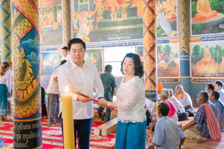 លោក ម៉េង ស្រ៊ុន អនុប្រធានក្រុមការងារគណបក្សប្រជាជនកម្ពុជាចុះជួយមូលដ្ឋានស្រុកថ្ពងនិងជាប្រធានក្រុមការងារគណបក្សប្រជាជនកម្ពុជាចុះជួយមូលដ្ឋានឃុំអមលាំង ព្រមទាំងក្រុមគ្រួសារ រួមនិងក្រុមការងារ បាននាំយកនូវ ទៀនព្រះវស្សា និងទេយ្យទៀន ប្រគេនព្រះសង្ឃចំនួន៦វត្ត