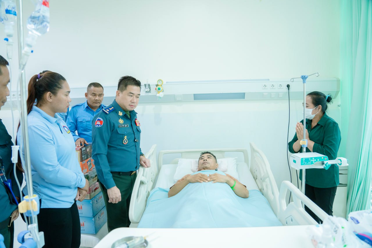 លោកឧត្តមសេនីយ៍ត្រី ម៉េង ស្រ៊ុន ដឹកនាំក្រុមការងារ ចុះសួរសុខទុក្ខ លោកវរសេនីយ៍ទោ ឌិន ផារិទ្ធ ប្រធានមន្ទីរស្រាវជ្រាវព័ត៌មានសន្តិសុខ នៃបញ្ជាការដ្ឋានកងរាជអាវុធហត្ថខេត្តកំពង់ស្ពឺ ដែលកំពុងសម្រាកព្យាបាលជំងឺនៅមន្ទីរពេទ្យ…