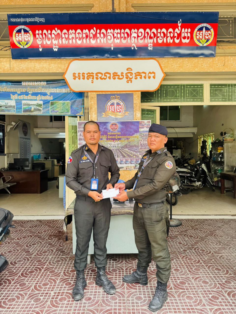 ក្រុមការងារ អាវុធហត្ថខណ្ឌមានជ័យ ចូលរួមរំលែកទុក្ខដល់គ្រួសារសមាជិក ដែលម្តាយរបស់លោកទទួលមរណៈភាព!