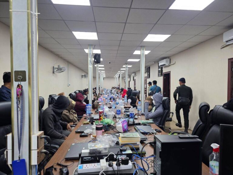 កម្លាំងគណៈបញ្ជាការឯកភាពខេត្តត្បូងឃ្មុំបង្ក្រាបទីតាំងឧក្រិដ្ឋកម្មអនឡាញនៅកាស៊ីណូ XAMAT ឃាត់ខ្លួនមនុស្ស៤៤៥នាក់