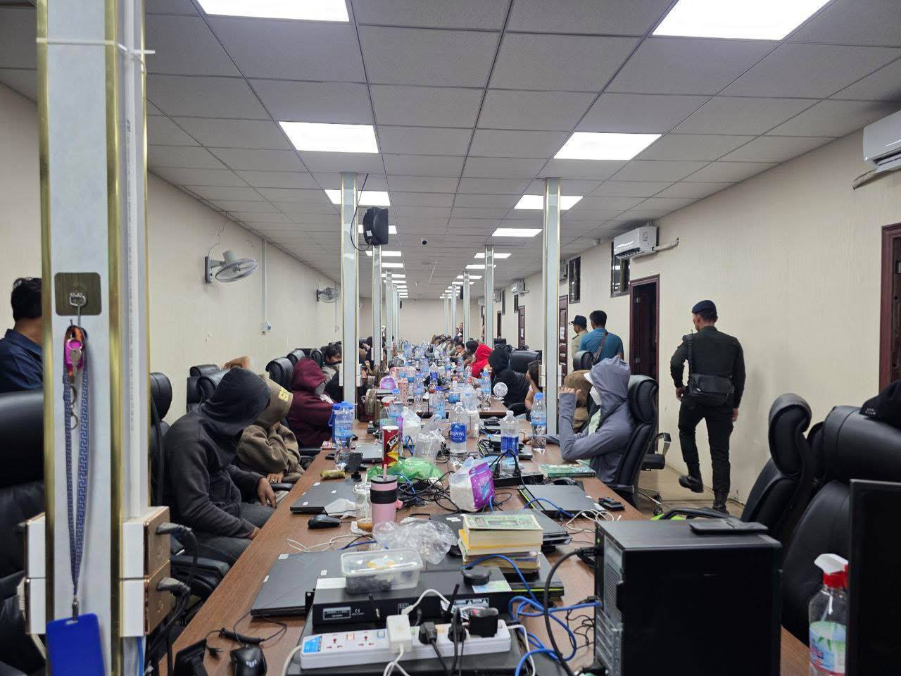 កម្លាំងគណៈបញ្ជាការឯកភាពខេត្តត្បូងឃ្មុំបង្ក្រាបទីតាំងឧក្រិដ្ឋកម្មអនឡាញនៅកាស៊ីណូ XAMAT ឃាត់ខ្លួនមនុស្ស៤៤៥នាក់