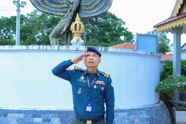 ថ្នាក់ដឹកនាំ នាយទាហាន នាយទាហានរង នៃបញ្ជាការកងរាជអាវុធហត្ថខេត្តកំពង់ស្ពឺ ចូលរួមគោរពទង់ជាតិ នៃព្រះរាជាណាចក្រកម្ពុជា!!!