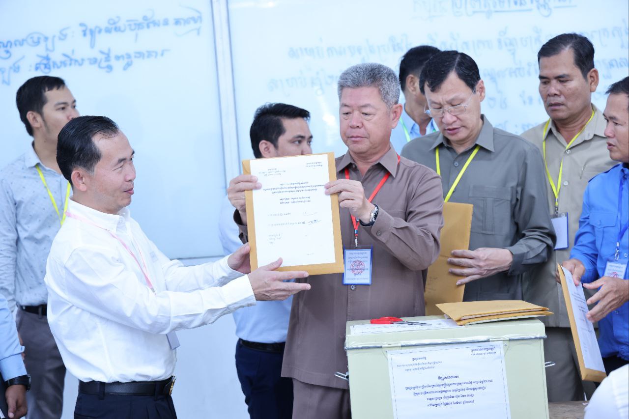 ឯកឧត្តម គួច ចំរើន រួមជាមួយថ្នាក់ដឹកនាំខេត្តកណ្តាល អញ្ជើញកាត់វិញ្ញាសារប្រឡងចូលបម្រើការងារនៅក្នុងក្របខ័ណ្ឌមន្ត្រីពន្ធនាគារ ក្រសួងមហាផ្ទៃសម្រាប់ឆ្នាំ២០២៥ នៅវិទ្យាល័យ ហ៊ុន សែន តាខ្មៅ