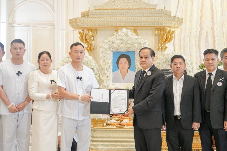 តំណាងសម្តេចកិត្តិព្រឹទ្ធបណ្ឌិត ប៊ុន រ៉ានី ហ៊ុនសែន បានអញ្ជេីញចូលរួមរំលែកទុក្ខដ៏ក្រៀមក្រំបំផុត និងគោរពវិញ្ញាណក្ខន្ធសព ឧបាសិកា កាំង ម៉េងហ៊ាង ដែលត្រូវជាម្តាយក្មេក ឯកឧត្តម រ័ត្ន ស្រ៊ាង