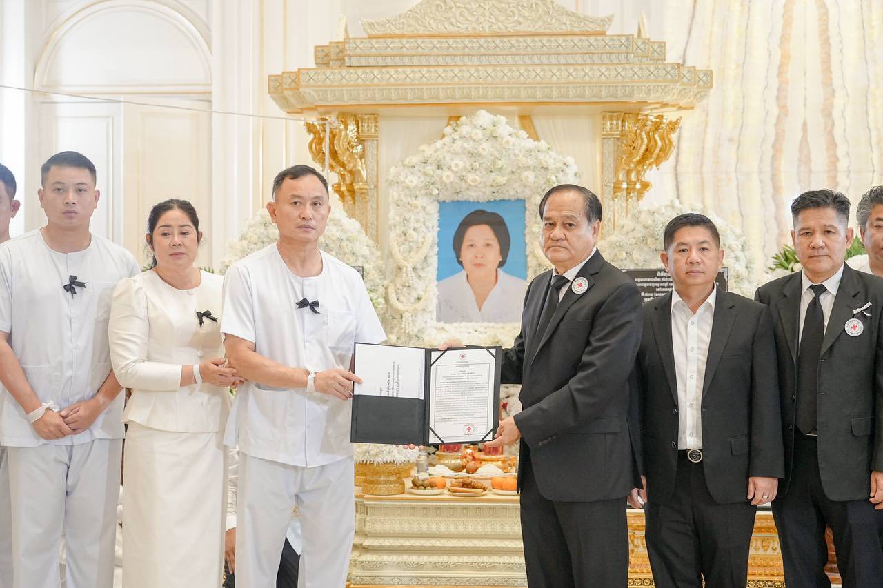 តំណាងសម្តេចកិត្តិព្រឹទ្ធបណ្ឌិត ប៊ុន រ៉ានី ហ៊ុនសែន បានអញ្ជេីញចូលរួមរំលែកទុក្ខដ៏ក្រៀមក្រំបំផុត និងគោរពវិញ្ញាណក្ខន្ធសព ឧបាសិកា កាំង ម៉េងហ៊ាង ដែលត្រូវជាម្តាយក្មេក ឯកឧត្តម រ័ត្ន ស្រ៊ាង