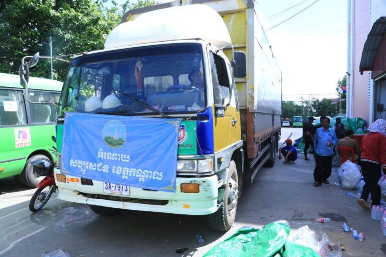 ក្រុមការងាររដ្ឋបាលខេត្តកណ្តាល បានរៀបចំសម្ភារៈ គ្រឿងឧបភោគបរិភោគ ដែលបានពីការចូលរួមរបស់បងប្អូនប្រជាពលរដ្ឋ តាមរយៈរដ្ឋបាល ក្រុង-ស្រុក បានផ្ដល់ជូនកងទ័ព