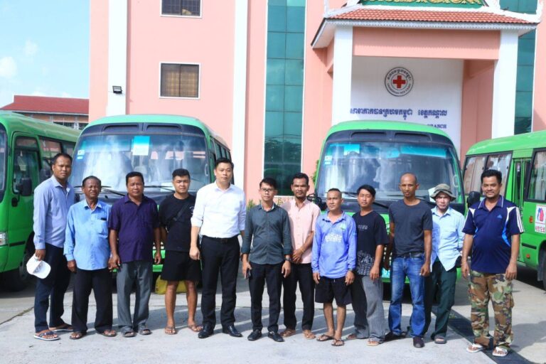 ក្រុមការងាររដ្ឋបាលខេត្តកណ្តាល បានចេញដំណើរទៅទទួលយកពលករដែលត្រលប់ពីប្រទេសថៃ មកភូមិឋាន នៃប្រទេសកម្ពុជាវិញ