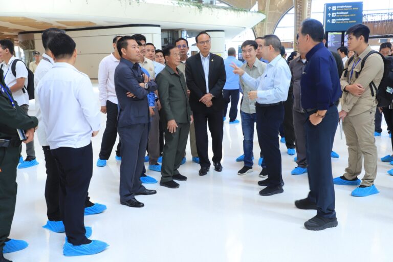 កិច្ចប្រជុំពិនិត្យទីតាំងជាក់ស្តែង សម្រាប់ការរៀបចំពិធី សម្ពោធដាក់ឲ្យប្រើប្រាស់ជាផ្លូវការនូវអាកាសយានដ្ឋានអន្តរជាតិតេជោ ក្រុងតាខ្មៅ ដឹកនាំដោយ ឯកឧត្តម នាយ ឧត្តមសេនីយ៍ សន្តិបណ្ឌិត យូ ស៊ុនឡុង រដ្ឋមន្ត្រីប្រតិភូអមនាយករដ្ឋមន្ត្រី