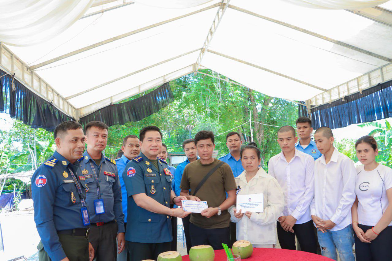 លោក ឧត្តមសេនីយ៍ត្រី ម៉េង ស្រ៊ុន មេបញ្ជាការ កងរាជអាវុធហត្ថខេត្តកំពង់ស្ពឺ បានដឹកនាំនាយទាហាន នៃកងរាជអាវុធហត្ថខេត្តកំពង់ស្ពឺ រួមជាមួយក្រុមការងារ ស.ស.យ.ក ខេត្តកំពង់ស្ពឺ ចូលរួមបុណ្យសពវីរកងទ័ពដែលពាកលីនៅសមរភូមិ ក្នុងពេលប្រយុទ្ធការពារទឹកដី