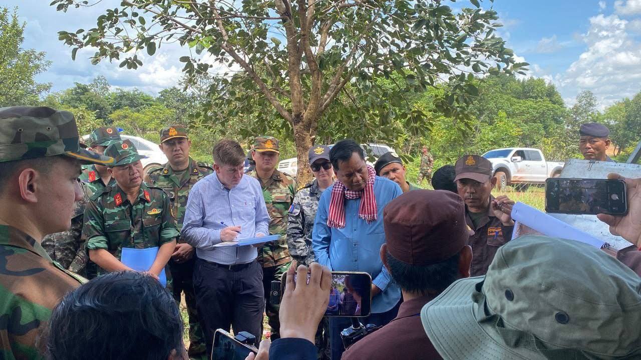 ក្រុមអនុព័ន្ធយោធាបរទេសចុះពិនិត្យស្ថានភាពជាក់ស្តែង និងទីតាំងស្នាក់នៅរបស់ជនភៀសសឹក ក្រោយកម្ពុជាចូលរួមអនុវត្តបទឈប់បាញ់យ៉ាងពេញលេញ