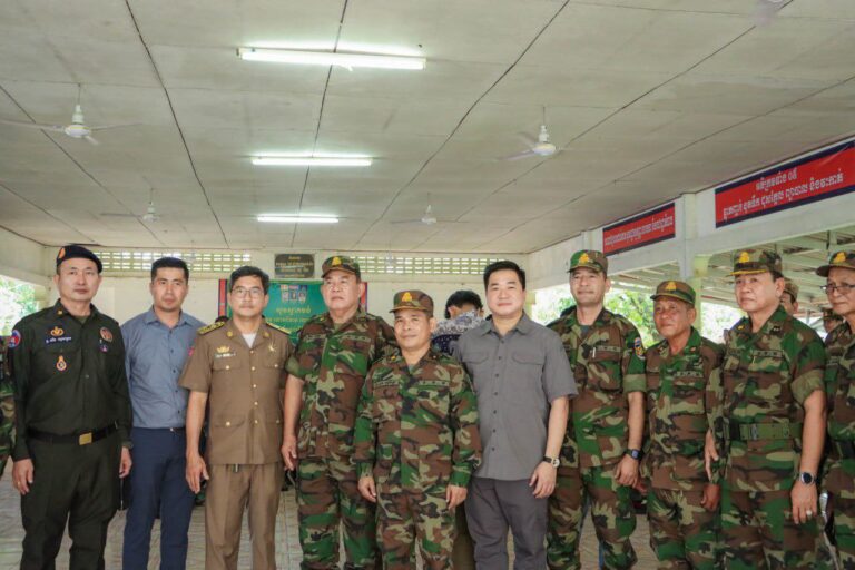 លោកឧត្តមសេនីយ៍ត្រី ម៉េង ស្រ៊ុន ចូលរួមអមដំណើរ ឯកឧត្តមបណ្ឌិត ជាម ច័ន្ទសោភ័ណ អញ្ជើញជាអធិបតីភាពក្នុងពិធីសំណេះសំណាល និងសាកសួរសុខទុក្ខដល់នាយទាហាន នាយទាហានរង និងពលទាហាន នៅក្នុងកងឯកភាពតំបន់ប្រតិបត្តិការសឹករងកោះកុង