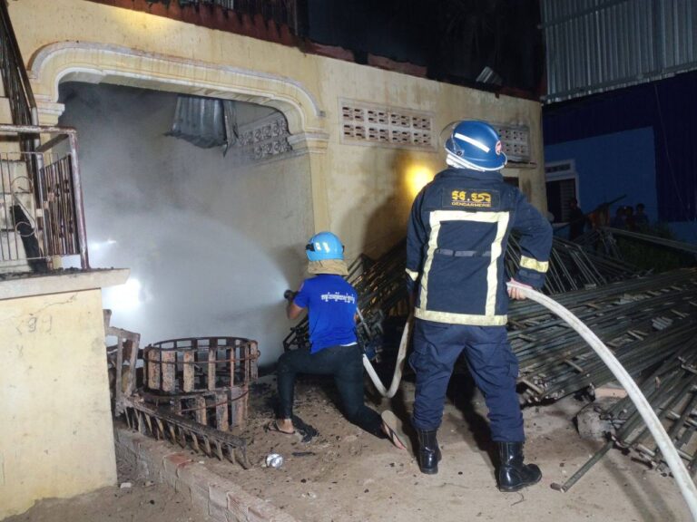 តាមរយៈ​លេខទូរស័ព្ទ​បន្ទាន់ (Hotline) 1296 កងរាជអាវុធហត្ថខេត្តសៀមរាប ចេញអន្តរាគមន៍​ជួយពន្លត់ភ្លើងឆេះផ្ទះបានដោយជោគជ័យ!