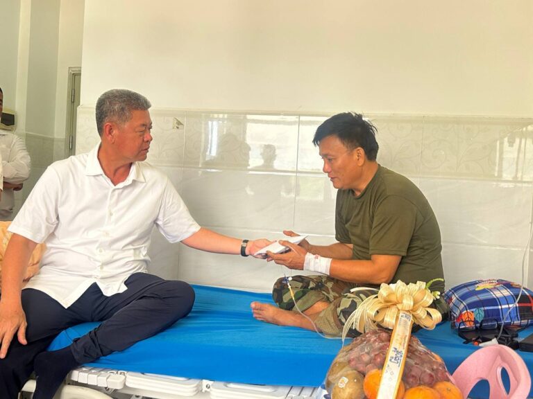 ឯកឧត្តម គួច ចំរើន អញ្ជើញសួរសុខទុក្ខនិងនាំយកថវិកា របស់សម្ដេចមហាបវរធិបតី ហ៊ុន ម៉ាណែត នាយករដ្ឋមន្ត្រី នៃព្រះរាជាណាចក្រកម្ពុជា និងលោកជំទាវបណ្ឌិត ផ្ដល់ជូន វីរៈកងទ័ព ប្រចាំសមរភូមិមុខ ចំនួន ២ នាក់ កំពុងសម្រាកព្យាបាលនៅមន្ទីរពេទ្យព្រះកេតុមាលា