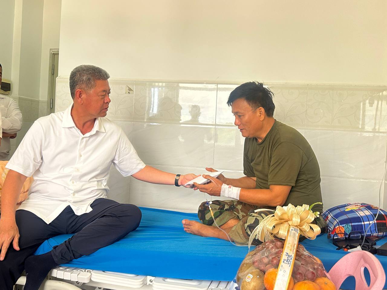 ឯកឧត្តម គួច ចំរើន អញ្ជើញសួរសុខទុក្ខនិងនាំយកថវិកា របស់សម្ដេចមហាបវរធិបតី ហ៊ុន ម៉ាណែត នាយករដ្ឋមន្ត្រី នៃព្រះរាជាណាចក្រកម្ពុជា និងលោកជំទាវបណ្ឌិត ផ្ដល់ជូន វីរៈកងទ័ព ប្រចាំសមរភូមិមុខ ចំនួន ២ នាក់ កំពុងសម្រាកព្យាបាលនៅមន្ទីរពេទ្យព្រះកេតុមាលា