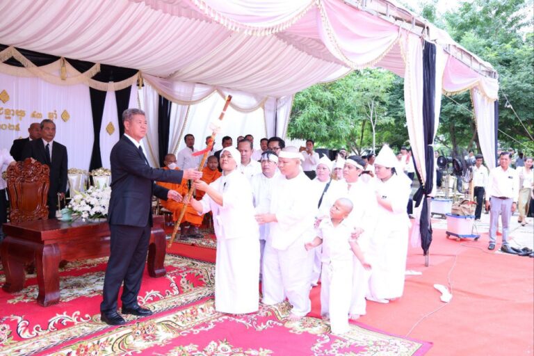 ឯកឧត្ដម គួច ចំរើន និងថ្នាក់ដឹកនាំជុំវិញខេត្តកណ្តាល អញ្ជើញចូលរួមបុណ្យសព និងផ្ដល់ភ្លើងបូជា សពឯកឧត្តមបណ្ឌិត ហែម ប្រសើរ