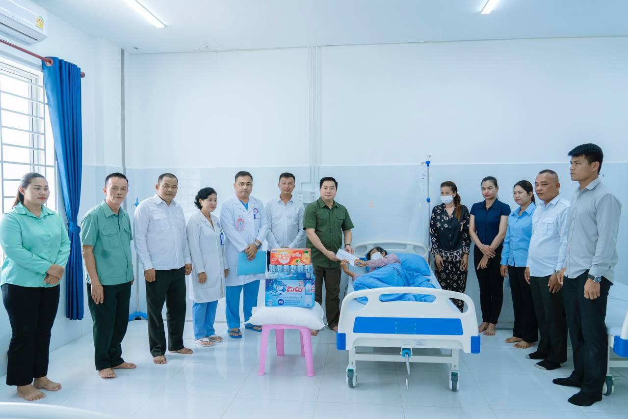 លោក ម៉េង ស្រ៊ុន ប្រធានក្រុមការងារចុះជួយមូលដ្ឋានឃុំអមលាំង បានអញ្ចើញចុះសួរសុខទុក្ខអ៊ុំស្រី សៀក ខេង អាយុ៧៦ឆ្នាំ កំពុងសម្រាកព្យាបាលនៅមន្ទីរពេទ្យបង្អែកខេត្តកំពង់ស្ពឺ