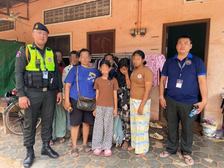 តាមរយៈលេខទូរស័ព្ទបន្ទាន់ (Hotline) 1296 អាវុធហត្ថខេត្តសៀមរាប បានជួយអន្តរាគមន៍ស្វែងរកឃើញ ក្មេងស្រី​០២នាក់!