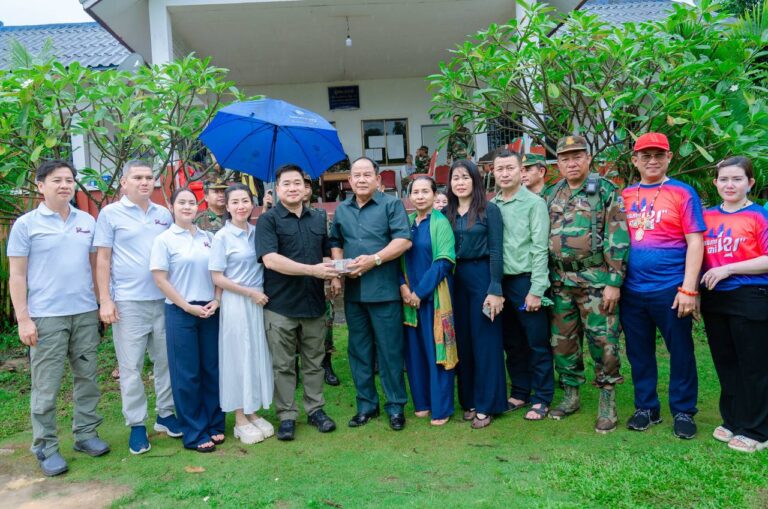 ស្មារតីខ្មែរស្រលាញ់ខ្មែរ! ខ្មែរជួយខ្មែរ! ខ្មែរដើម្បីខ្មែរ! លោកឧត្តមសេនីយ៍ត្រី ម៉េង ស្រ៊ុន បានបន្តដឹកនាំក្រុមការងារ និងសប្បុរសជន ចុះសួរសុខទុក្ខ នាំយកនូវសំភារៈប្រើប្រាស់ និងគ្រឿងឧបភោគបរិភោគ ព្រមទាំងថវិការ ចែកជួនកងកម្លាំងជួរមុខ និងបងប្អូនក្រុមគ្រួសារជនភៀសសឹក ៦​១៩​គ្រួ​សារ