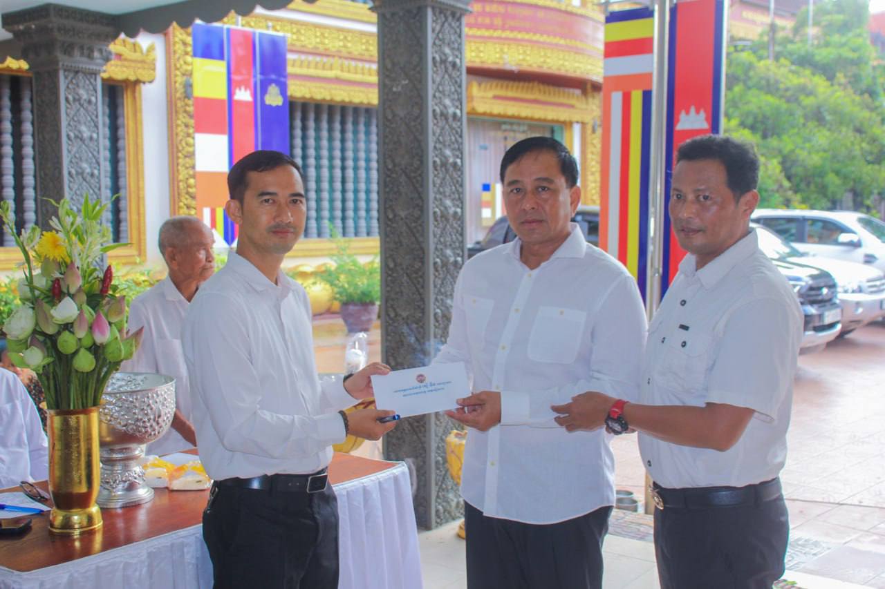 ក្រុមការងារកងរាជអាវុធហត្ថខេត្តសៀមរាប អញ្ជើញចូលរួមពិធីបុណ្យកាន់បិណ្ឌ(បិណ្ឌ១)!