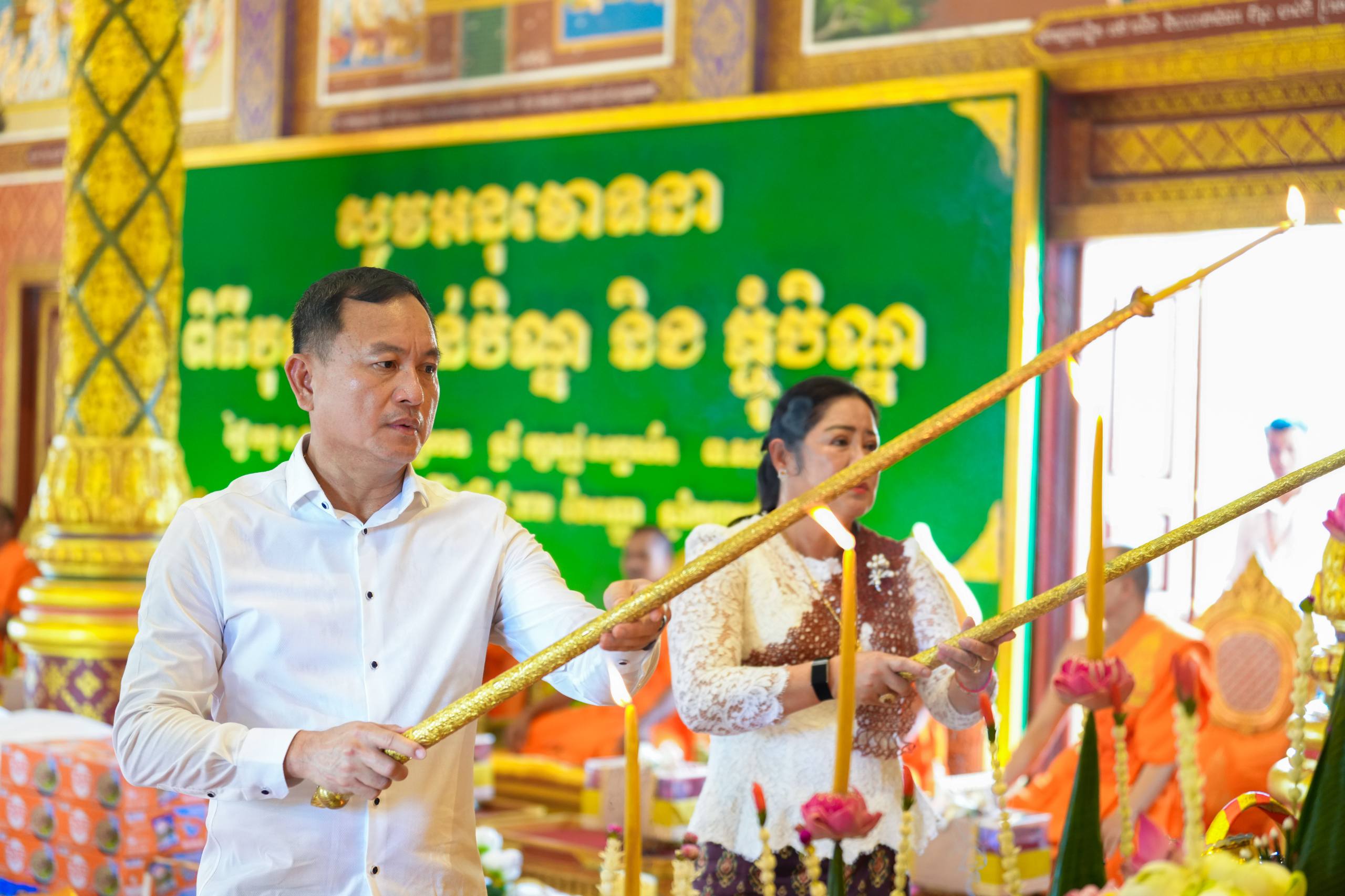 ឧត្តមសេនីយ៍ឯក រ័ត្ន ស្រ៊ាង ព្រមជាមួយ ក្រុមគ្រួសារសាច់ញាតិ អតីតលោកគ្រូអ្នកគ្រូ មិត្តរួមជំនាន់សាលាបាក់ទូក និងមន្ត្រីក្រោមឱវាទ អញ្ជើញចូលរួមកាន់បិណ្ឌទី៦ នៅវត្តព្រះបារមីវង្កតបុរី!