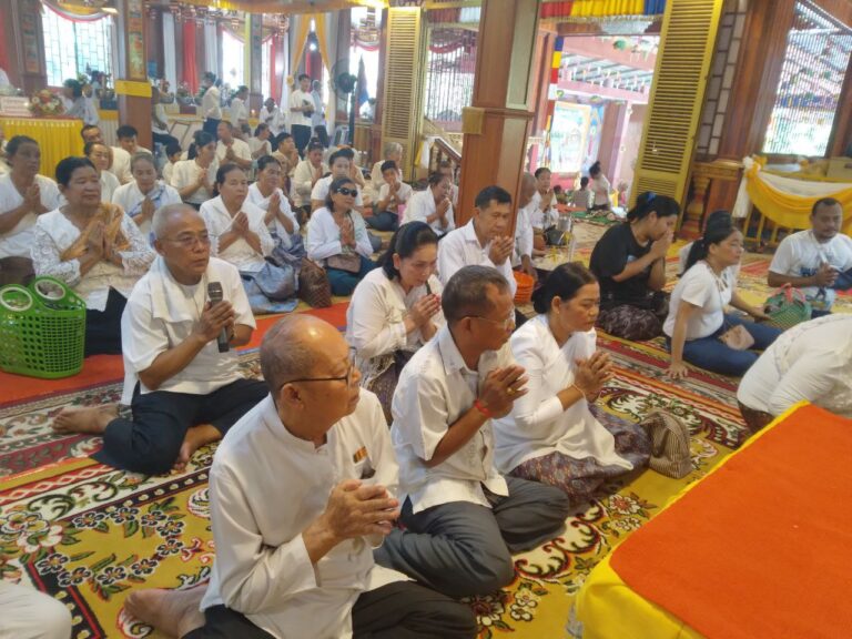 បុណ្យកាន់បិណ្ឌទី 11 នៅវត្តដំបូកខ្ពស់ មានសម្ដេចទ្រង់ឯកឧត្តមលោកជំទាវលោកឧកញ៉ាលោកលោកស្រីអ្នកនាងកញ្ញាកុមារាកុមារីពុទ្ធបរិស័ទទីជិតទីឆ្ងាយមកជាបន្តបន្ទាប់យ៉ាងច្រើនកុះករ