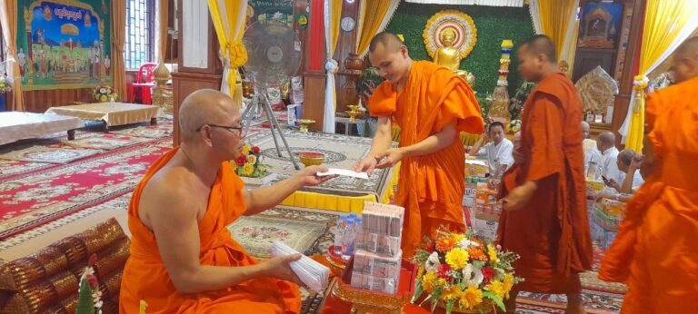 ក្រោយភ្ជុំបិណ្ឌមួយថ្ងៃ ព្រះអង្គខាន់សុវណ្ណ ព្រះចៅអធិការវត្តដំបូកខ្ពស់ ធ្វើកម្មវិធីចែករំលែកសប្បុរសធម៌ទៅដល់ព្រះសង្ឃលោកតាអាចារ្យយាយជីតាជី