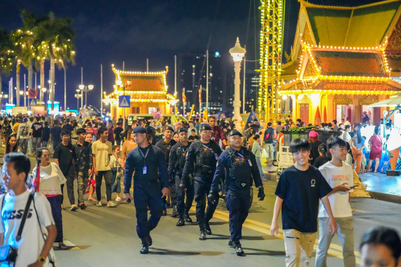 កម្លាំងកងរាជអាវុធហត្ថរាជធានីភ្នំពេញ ចូលរួមល្បាត ការពារ​សន្តិសុខ​ សុវត្ថិភាព​ រក្សាសណ្ដាប់​ធ្នាប់​ និងសង្គ្រោះបន្ទាន់ ​ជូន​បងប្អូន​ប្រជាពលរដ្ឋ​ ធ្វើដំណើរកំសាន្ត នៅតាមដងផ្លូវថ្មើរជើង (Walk Street) ថ្ងៃទី២៧-២៨ ខែកញ្ញា ឆ្នាំ២០២៥