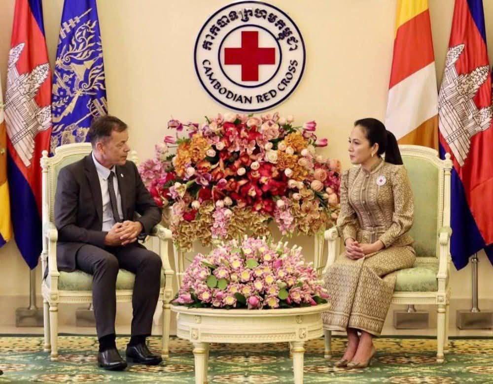 លោកជំទាវបណ្ឌិត ពេជ ចន្ទមុន្នី បានថ្លែងអំណរគុណយ៉ាងជ្រាលជ្រៅដល់ អាយ.ស៊ី.អរ.ស៊ី ដែលបានអញ្ជើញចុះសួរសុខទុក្ខជាលើកទី២ ជាមួយយុទ្ធជនកម្ពុជាចំនួន ១៨រូប ដែលត្រូវបានថៃ… លោកជំទាវបណ្ឌិត ពេជ ចន្ទមុន្នី បានថ្លែងអំណរគុណយ៉ាងជ្រាលជ្រៅដល់ អាយ.ស៊ី.អរ.ស៊ី ដែលបានអញ្ជើញចុះសួរសុខទុក្ខជាលើកទី២ ជាមួយយុទ្ធជនកម្ពុជាចំនួន ១៨រូប ដែលត្រូវបានថៃ…