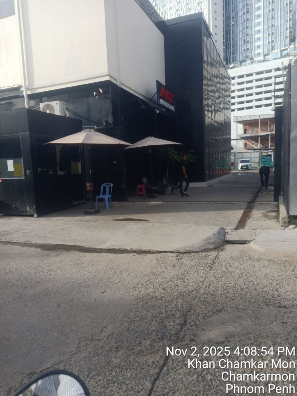 ភ្ញៀវក្នុងក្លឹប (MT) Night Club កំពុងសប្បាយវក់វីជាមួយ… រីឯសមត្ថកិច្ចក្នុងមូលដ្ឋានហាក់រក្សាភាពស្ងៀមស្ងាត់