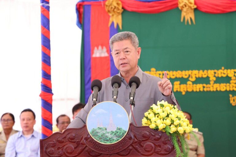 ឯកឧត្តម គួច ចំរើន អភិបាលខេត្តកណ្ដាល បានកោតសរសើរដល់ប្រជាពលរដ្ឋក្នុងស្រុកល្វាឯម ដែលមានបញ្ហាទំនាស់ដីធ្លីតិចតួចបំផុតបើប្រៀបធៀបជាមួយក្រុង-ស្រុកទាំង១៣ទូទាំងខេត្តកណ្ដាល