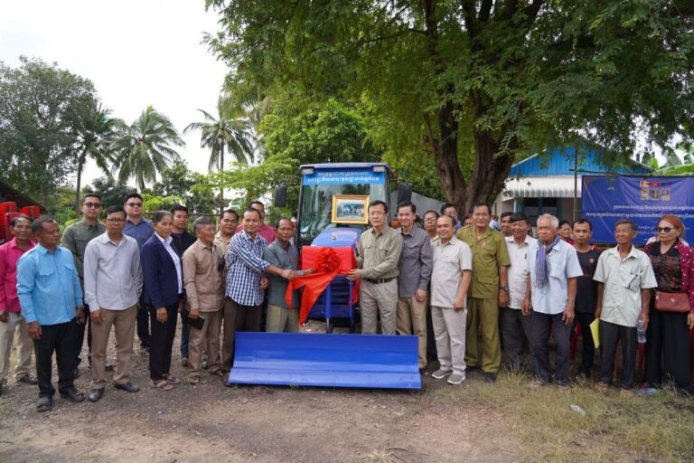 ឯកឧត្តម​ឧបនាយករដ្ឋមន្ត្រី​ សាយ​ សំអាល់​ ផ្ញើរត្រាក់ទ័រ​ ១​គ្រឿង​ជូនសហគមន៍កសិកម្មព្រៃតាព្រឹត និងសហគមន៍បន្លែ​ព្រៃធំ​ បៃតង ដើម្បីចូលរួមពង្រីកផ្ទៃដីដាំដុះ​ កាត់បន្ថយថ្លៃដើម​ ធានាសុវត្ថិភាពស្បៀង​ និងបង្កើនចំណូល​របស់ប្រជាកសិករយើង