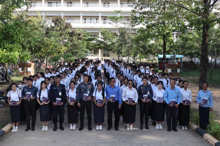 កងរាជអាវុធហត្ថខេត្តសៀមរាប បន្តចុះផ្សព្វផ្សាយប្រព័ន្ធលេខទូរស័ព្ទ (Hotline)1296!