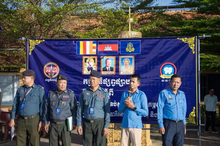 លោកឧត្តមសេនីយ៍ត្រី ម៉េង ស្រ៊ុន ដាក់បទបញ្ជាឲ្យកម្លាំងកងរាជអាវុធហត្ថខេត្តកំពង់ស្ពឺ បន្តចុះផ្សព្វផ្សាយអប់រំអំពីផលប៉ះពាល់នៃគ្រឿងញៀន ដើម្បីលើកកម្ពស់សហគមន៍គ្មានគ្រឿងញៀន(បារីអេឡិចត្រូនិច) និងក្មេងទំនើង នៅសាលាវិទ្យាល័យ ហ៊ុន សែន សំរោង(រួមគ្នាគិត! រួមគ្នា​ធ្វើ​! រួមគ្នា​ទទួល​ខុសត្រូវ​!​ ដើម្បី​ខេត្ត​កំពង់ស្ពឺ​យើង!)…