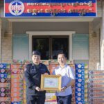 លោកឧត្តមសេនីយ៍ត្រី ម៉េង ស្រ៊ុន មេបញ្ជាការ បានអញ្ជើញជួប​សំណេះសំណាល​ជាមួយ​សប្បុរសជន​ឧបត្ថម្ភ​ថវិការនិងសម្ភារៈ​ តាមរយៈ​លោកវរសេនីយ៍ទោ ជាង រចនា​ មកប្រគល់ជូនដល់បញ្ជាការកងរាជអាវុធហត្ថខេត្តកំពង់ស្ពឺ​​ ក្នុងការរួមចំណែកជួយទៅដល់វីរៈកងទ័ពជួរមុខ និងជនភៀសសឹក…